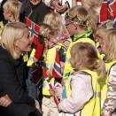 Kronprinsessen hilser på barn fra Tiriltoppen barnehage utenfor Croftholmen vidergående skole (Foto: Rolf Grindal, Bamble Kommune)